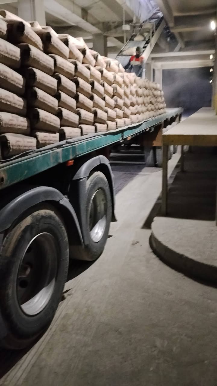 سلام عليكم سكانيا للبيع موديل 2007رقم نكليزي جديد هزه جديده بسمي تحويل ثاني يوم محرك 420تبخر بدون تنقيص كير عادي 1000 ثلاجه تبريد رتايدر صوبه تتفه كله شغال عربانه اوربيه مرسمه وراها تخم تاير راس وعربانه كاعيه خشب تايرات عله 11عربانه جوبلس العنوان بابل فضاء القاسم ***********
