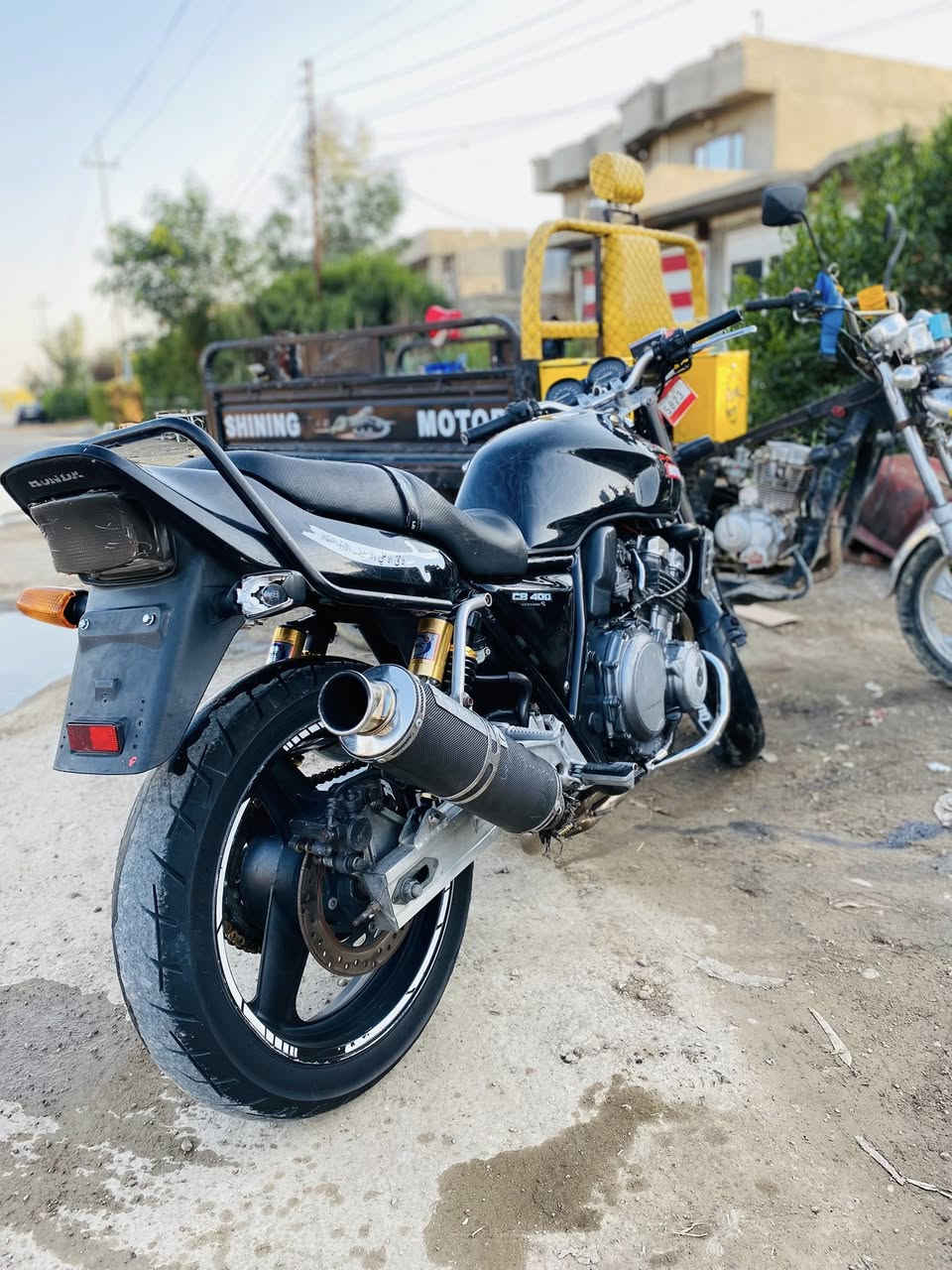 م عليكم درجه سيبي فور 400 
دهن موتل  جديد 
تنضيف كابريتر جديد 
بلكات جديد 
تخم تاير جديد ياباني جديد 
عليه ايدامه كامله الصبح نكره سلف 
سعره 16 ورقه 
***********
