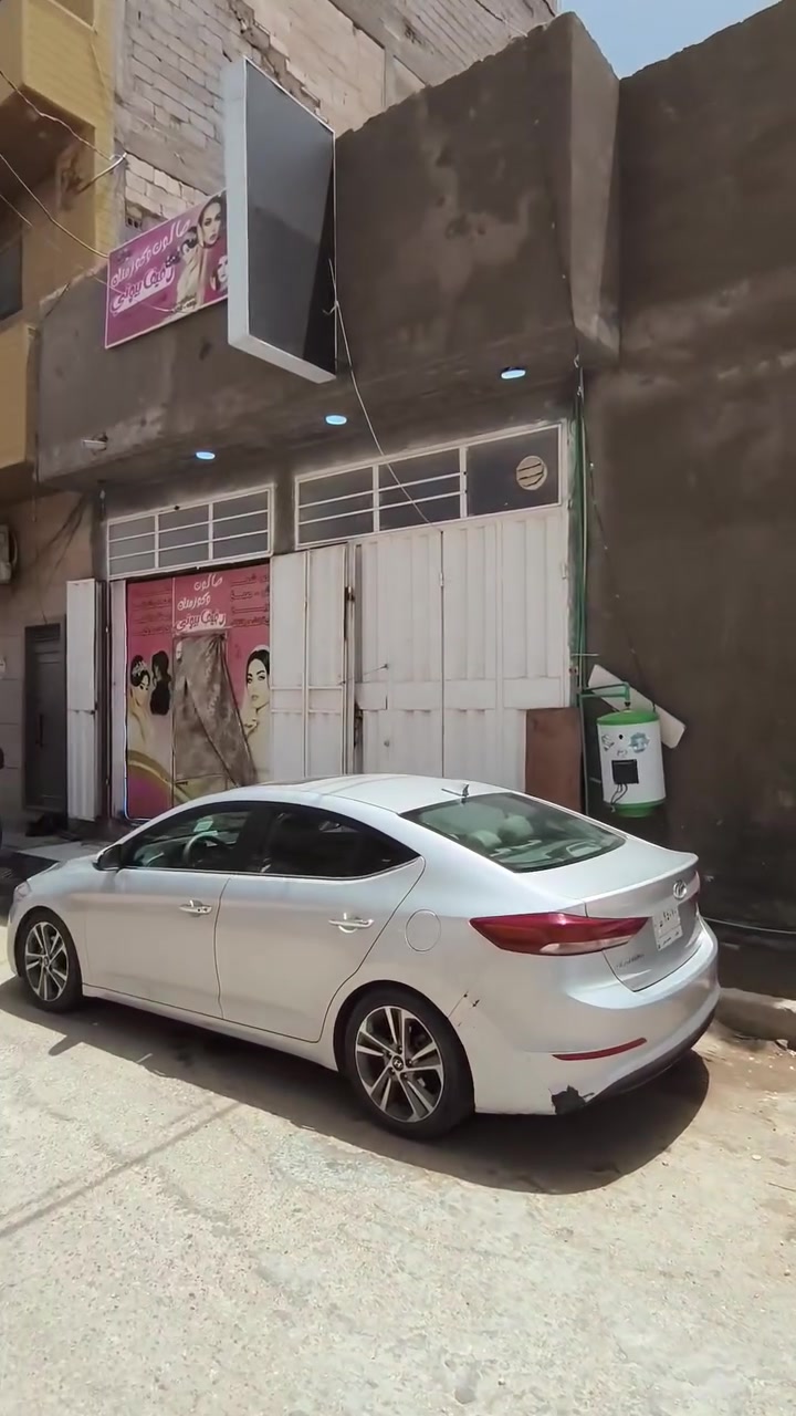 ​🌟 فرصة سكنية واستثمارية (طابو صرف) في كربلاء المقدسة 🌟
📍 حي العامل - المنطقة السابعة (موقع استراتيجي مميز جداً)

​لكل من يبحث عن الفخامة، الأمان القانوني، والاستثمار المضمون في وقت واحد! بيت طابقين بمواصفات ممتازة وإطلالة قريبة جداً من الشارع الرئيسي (بينك وبين الشارع بناية واحدة فقط).

​⚖️ الوضع القانوني للعقار:

​نوع العقار: طابو صرف (ملك صرف جاهز للتحويل فوراً).

​📐 تفاصيل ومساحة العقار:

​المساحة الكلية: 266 متر مربع.

​الواجهة: 15 متر (واجهة عريضة وشرحة).

​التصميم: طابقين بتوزيع ذكي واستغلال ممتاز للمساحات.

​🏢 التقسيم الداخلي للمنزل:

​🛋️ الطابق الأول:

​غرفة نوم ماستر (سويت) تحتوي على حمام داخلي خاص بها.

​غرفة نوم ثانية واسعة.

​استقبال فخم وصالة كبيرة للمناسبات العائلية.

​مجموعتين صحية (حمام داخلي + حمام خارجي).

​🛌 الطابق الثاني:

​2 غرف نوم مريحة.

​صالة كبيرة.

​حمام مشترك.

​🏗️ السطح:

​سطح كبير جداً وواسع، يرهم وبكل سهولة لبناء مشتمل إضافي لغرض الإيجار وزيادة الدخل!

​💰 المزايا الاستثمارية والـهدايا المجانية:

​دخل شهري ثابت: البيت يحتوي على محليّن تجاريين مؤجرات حالياً بـ 250 ألف دينار، يعني استثمارك يبدأ يرجعلك وارد من أول يوم!

​🎁 هدايا الشراء مجاناً: المشتري راح يستلم البيت ويه السبالت وكاونتر المطبخ جاهز كهدية مجانية مع البيع!

​💵 السعر والمعلومات المالية:

​السعر الكلي: 325 مليون دينار عراقي.

​المرونة: السعر قابل للتفاوض بحق الله للجادين.

​📞 لغرض الاستفسار والمعاينة:

​البيت جاهز للمعاينة وتحويل الملكية فوراً. للتواصل المباشر يرجى الاتصال على الرقم التالي:

📱 ***********

​العمر يمر.. والفرص القانونية المضمونة مثل هذا البيت ما تتكرر! سارع بالاتصال وحجز موعد للمعاينة
