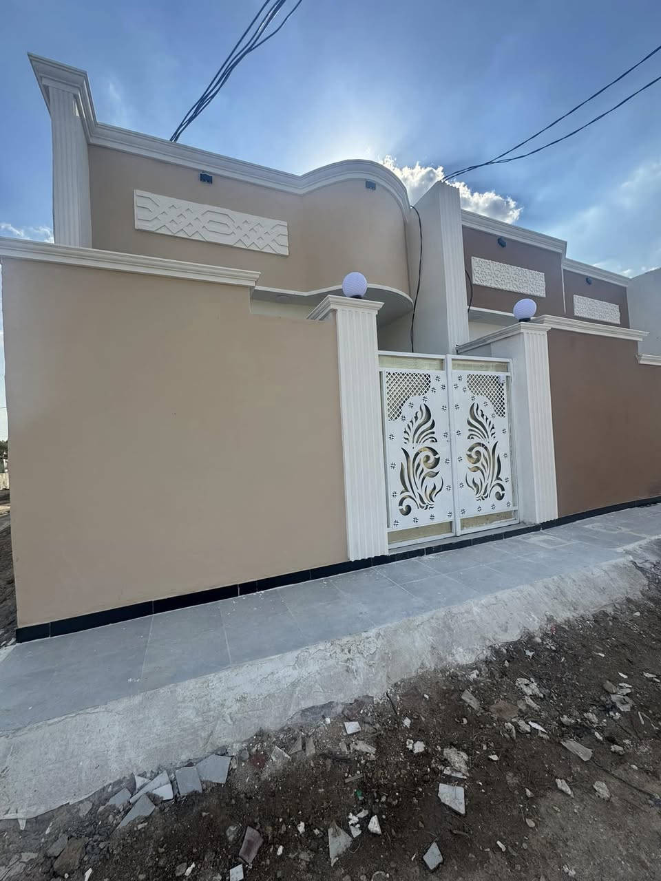 سلام عليكم
بيت للبيع مساحة 110م
يبعد عن الشارع 100م ركن عله شارعين 
يتكون من استقبال ومطبخ وصاله وغرفه ومنور وصحيات
البناء بلوك درجه أولى 
كهرباء والماء كله ضمان مفتوح مدى الحياه فول ومكفول 
العنوان الخماس مقابل المستوصف الغدير نزله بيت داور  
ملاحضه /البيت اليوم كمل /المنطقه مجاري وكهرباء 
***********
***********
