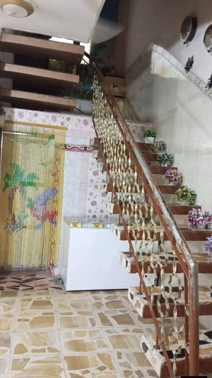 السلام عليكم
دار للبيع مكان مميز       
    المساحه //٣٠٠متر
واقع حال 450متر
البناء //طابوق صب كونكريت 
نوع العقار //طابو صرف
يتكون البيت من طابقين
 يتكون الطابق الاول من غرفتين نوم 
استقبال 
صاله 
مطبخ حار 
مجمع صحيات داخليه وخارجيه 
مدخل 
ممر خلفي وجانبي 
حديقه اماميه وجانبيه كبيره
شارع تبليط ومجاري خارجيه
الطابق الثاني يتكون من
عدد الغرف2
ملاحظه/يوجد مشتمل صغير 
غرفة نوم وصاله ومطبخ صغير مع البيت 
السعر ٣١٠وبي مجال
اذا ميعجبك السعر ادعيله بلرزق للجميع انشاء الله
الموقع //بابل المدحتيه 
الجمعيه قرب مدرسة نور الأجيال الاهليه
الاستفسار مراجعة مكتب دلالية وائل الهندي الواقع شارع 60 قرب سلوان ابو الكاشي مقابيل فرع علي قماره للاتصال على الرقم 
***********وائل الهندي
 ***********/ابو علي
