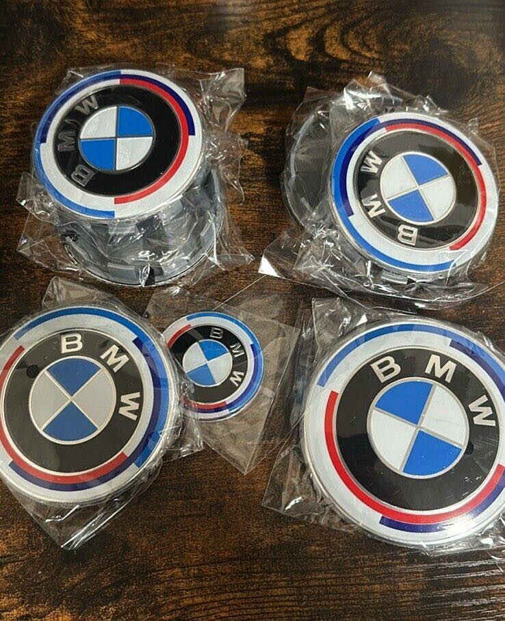 طقم شعارات BMW إصدار الذكرى الـ50 – 7 قطع فخمة 🔥

✅ 82mm شعار البنيد
✅ 74mm شعار الجنطه
4 شعارات للويل 68mm ✅
✅ 45mm شعار الستيرن

خلي سيارتك مميزه بشعار الذكرى الـ50 
الأنيق الاصلي من BMW
يوجد توصيل لكافة المحافظات للحجز المراسله على الواتساب  ***********
