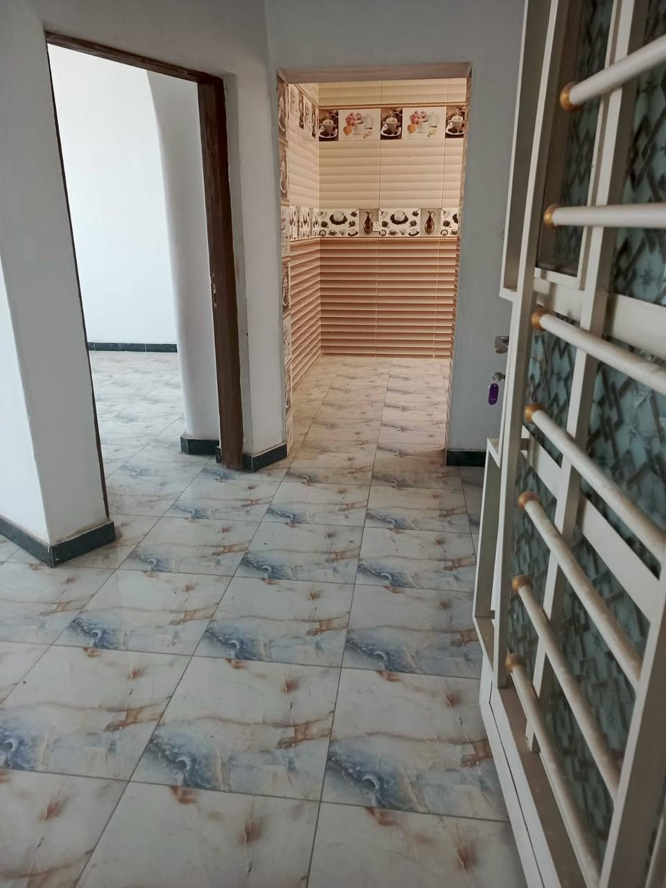 شقة بناء حديث للايجار المساحة 100م تحتوي على غرفه نوم ومطبخ وصحيات وكليدور تقع على  الشارع مباشرتا شارع 80 المؤدي الى النجف قرب حلويات قصر الشام للاتصال بالرقم ***********
