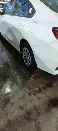 سيراتو ٢٤ مكينه ٢٠٠٠  رقم بغداد  ماشيه ٣٠ ألف  بيها بارد بالباب الأمام...