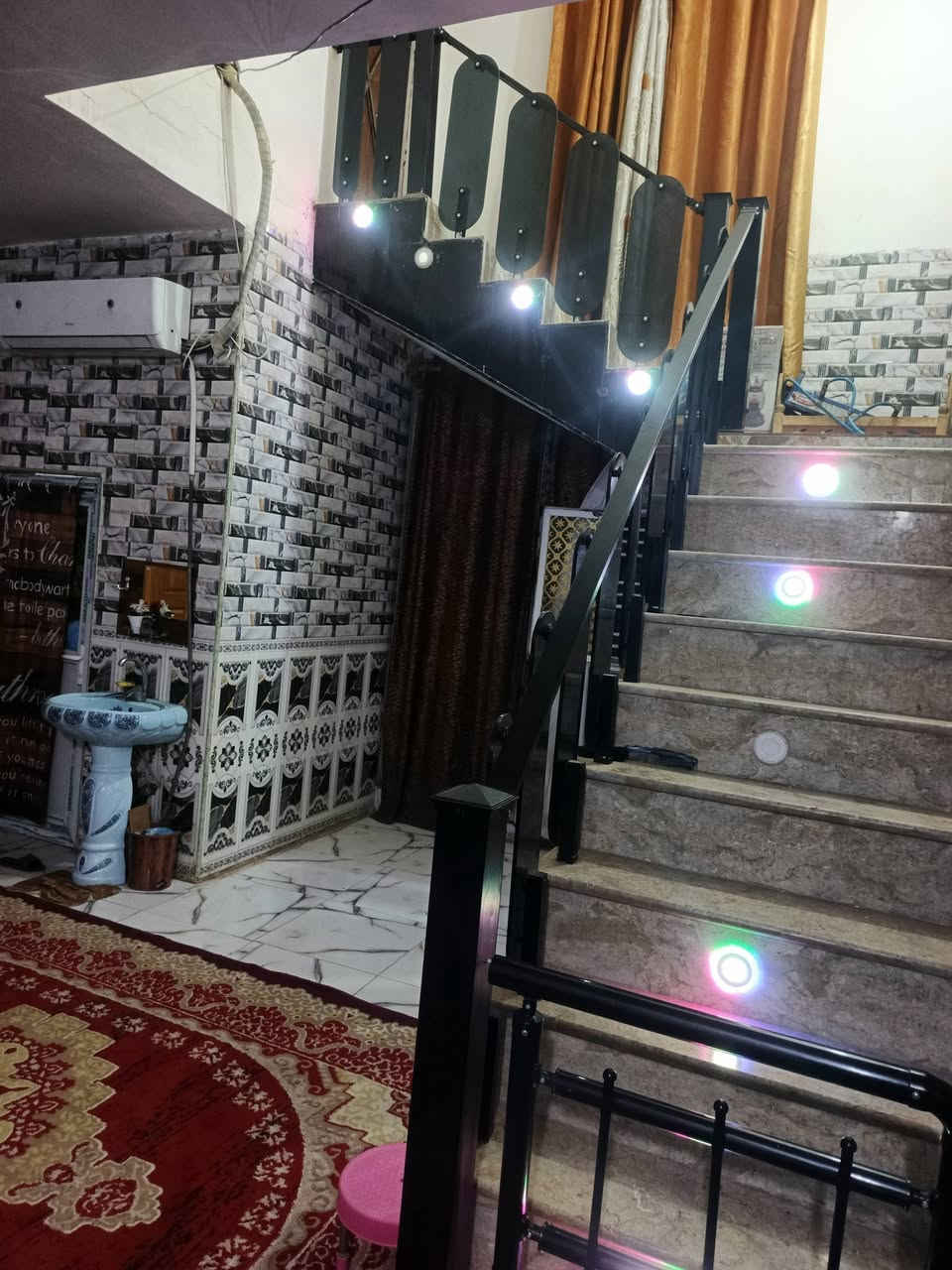 السلام عليكم بيت للبيع مساحه 600 بناء 250 زراعي النهروان مقابيل النازحين خط اول خدمات كامله. الرقم ***********
