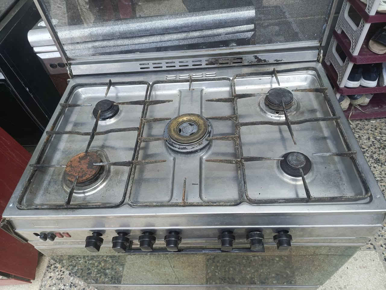 السلام عليكم طباخ خمسه عيون كله شغال افران فوق وجوه شغالات نظيف كل شيء خياس ما بيه مكاني حله نادر الثانيه عله الخدمي ***********واتساب
