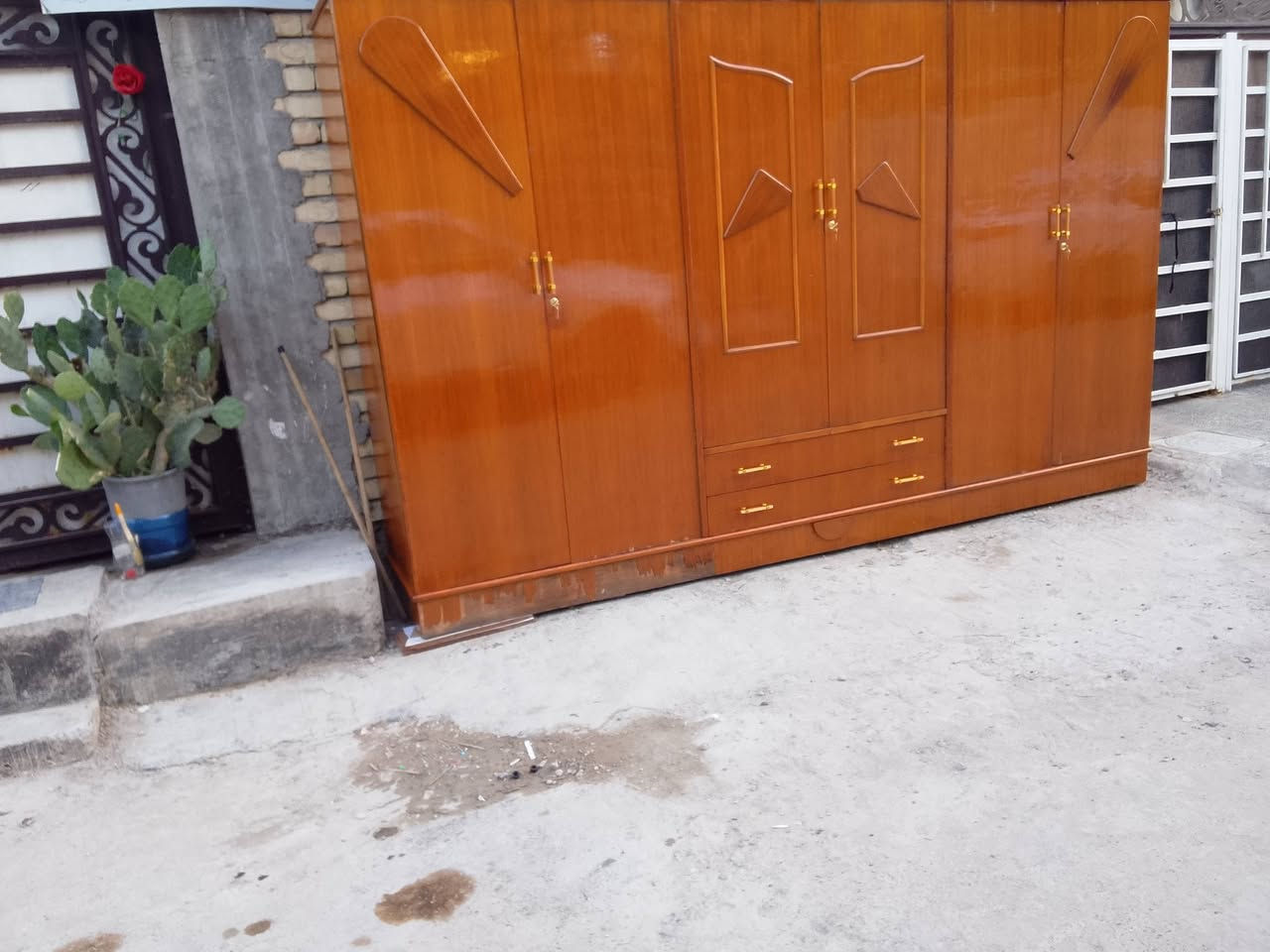 كنتور سته أبواب للبيع ظهر جرجوبه السعر 200مكاني حي الخطيب قرب أسواق تفاحه ***********
