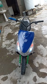 ماكس • تدخن • بصرة زبير