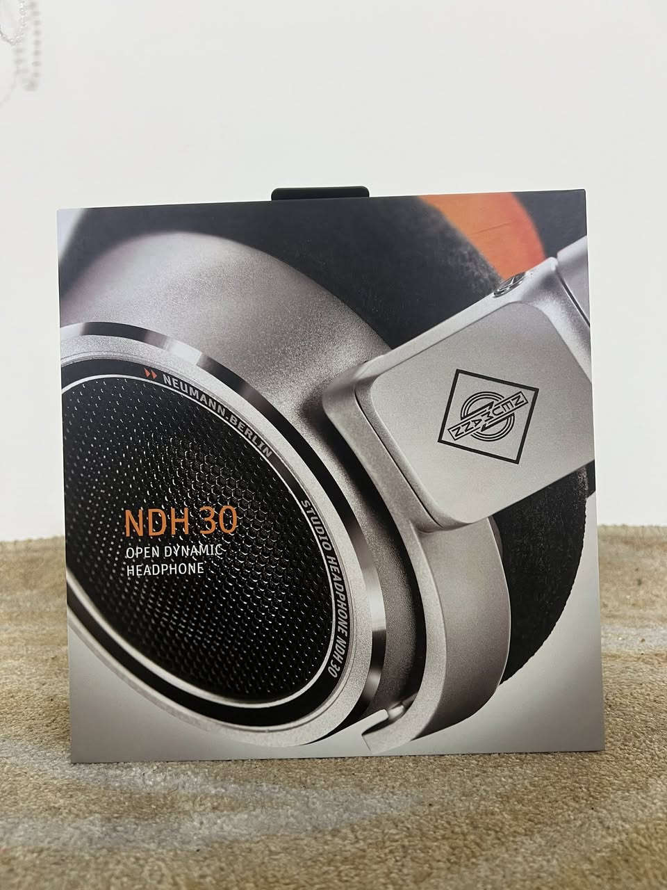 السلام عليكم شلونكم شباب 

سماعة Neumann NDH 30 (Open-Back Studio Headphones)

للجماعة اللي يدورون دقة خرافية بالصوت، عندي سماعة نيومان NDH 30 الغنية عن التعريف للبيع. السماعة غسلت السوك من نزلت لأنها تنطيك صوت الستوديو مونيتور (مثل سماعات KH 150) بس على شكل هيدفون.

• ليش هاي السماعة؟ صوتها كلش "Flat" وحيادي، يعني تسمع الصوت الحقيقي بدون أي تلوين. مثالية جداً لجماعة المكس، الماسترنك، والمونتاج الاحترافي.

• الراحة: مريحة جداً بجلسات الشغل الطويلة وتصميمها يخلي الأذن تتنفس لأنها (Open-back).

• النظافة: السماعة مستعملة أخت الجديدة، صناعة ألمانية أصلية وبناء معدني قوي يعيش عمر.

• الملحقات: تجي مع الواير الأصلي ومحول الـ 6.3mm.
أهم المميزات التقنية (للتوضيح):
• التردد: استجابة واسعة جداً من 12 هرتز إلى 34 كيلوهرتز.
• المقاومة: 120 أوم (تشتغل بشكل ممتاز مع كارتات الصوت الاحترافية).
• التصميم: قابلة للطي لسهولة النقل.

سعر ٦٠٠ الف !


**إذا كنت صاحب هذا الإعلان وتريد حذفه لأي سبب، رجاءا أرسل رسالة إلى الدعم الفني**