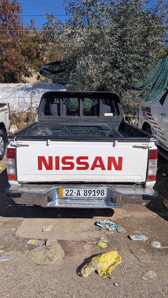 نیسان پیکاب دەبل قەمەرە
مودیل ٢٠١٠
سەنەوی هەززە نوێیە
بێ پارچە گۆڕین
پشت و پێشی لێدراوی نیە 
دووپارچە ساردەکوتی هەیە
یەک دەستە لەسەرەتاوە
بەناوی خۆمانە
*********** أربيل, العراق
