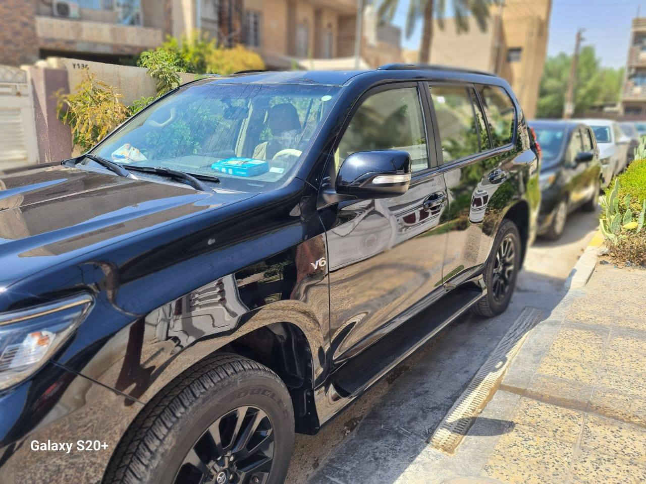 السلام عليكم 
سيارة للبيع تويوتا برادو 2021 TXS (Midnight) لون أسود وكالة العراق  ساز بعدها ضمن الضمان (4 سنوات أو 100 ألف كم)، صيانة دورية بالشركة ومغلفة حماية، مكفولة كفالة عامة، محرك 6 سلندر 4000cc، تايرات وبطارية جديدة (أقل من شهر)، الممشى 67 ألف كم، رقم  بغداد الجديد والسنوية مجددة وباسمي، سيارة نظيفة جداً وجاهزة، السعر 44,000$ وبيه مجال بسيط للجادين، للتواصل ***********
