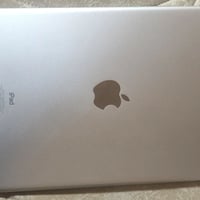 ايباد ٩ للبيع  ممفتوح وشحنه كلش ممتاز بس ماعرف نسبة البطارية شكد مستخد...