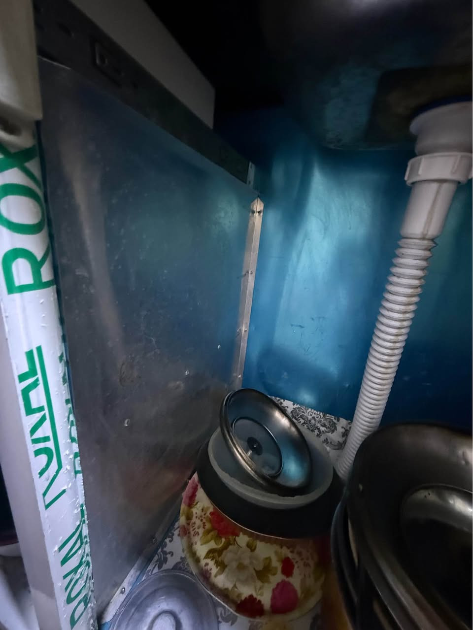 كاونتر ألمنيوم نظيف جدا مغلف باللون الأبيض الطول ٣م ونص والسنك طولة متر ونصف السعر ٣٥٠ وبي مجال 

الي يفيدة يتصل على *********** كركوك, العراق
