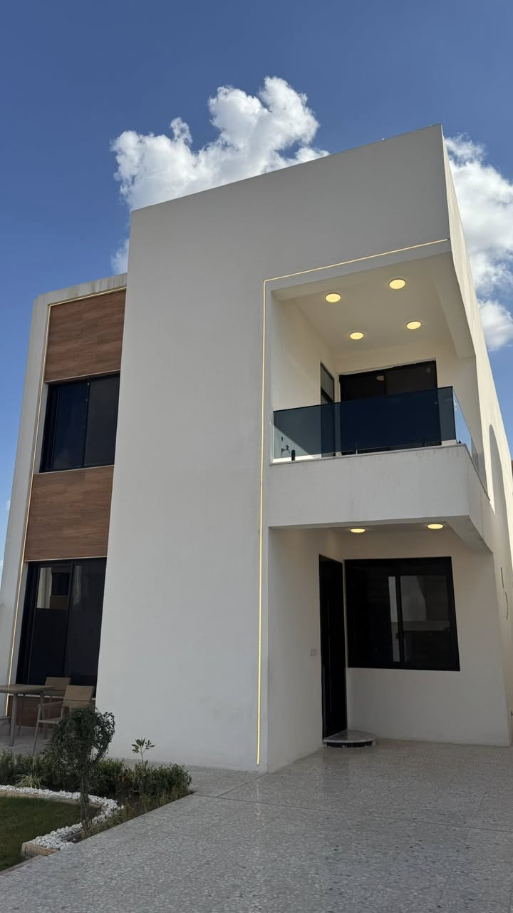 المربع الذهبي - Golden Square
بسعر متر مليون و٧٠٠ لمساحه ٢٥٠ م 
هل من منافس بهيج كوالتي وهيج سعر ؟🤭
والاليه تستمر ل ٤ سنوات بالسداد
سنويا ٤٠ مليون 
بيت العمر خلي من المربع 
تواصلو ويايه لمعرفه تفاصيل السداد
***********
