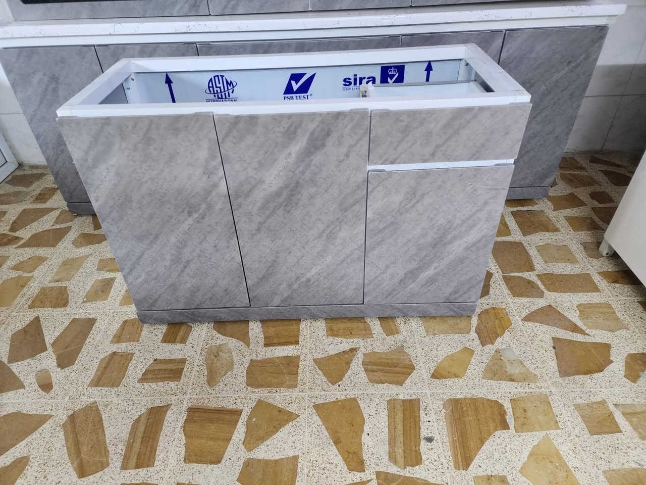 مستخدم شي قليل 
قياس مترين ونص ارضي وملحق 
وسنك متر و 30 كامل مرمر  
للستفسار ع وتساب ***********
