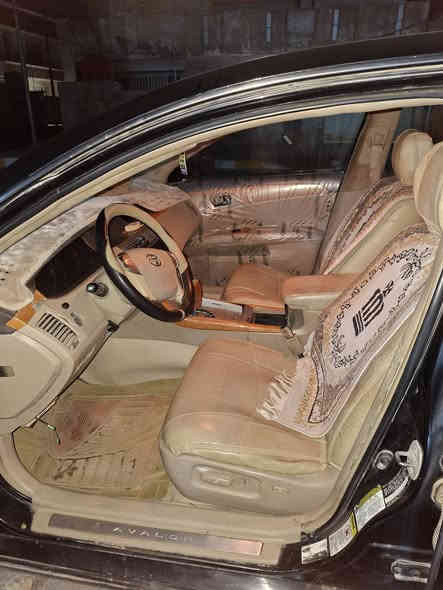 السلام عليكم  
سيارة تيوتا افلون ٢٠٠٦ امريكي
 رقم بغداد انكليزي تحويل مباشر 
محرك  6V
فتحت سقف  
محرك كير كفاله 
تبرد تدفئه 
مصبوغ عام 
السعر ٨٢ وبي مجال 
***********
