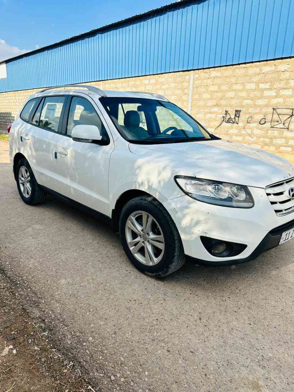 🚗 للبيع: هيونداي سنتافي 2012
📍 مكان السيارة: بغداد – بسماية
📞 للتواصل: ***********
 (واتساب)
💰 السعر: 165 ورقة – قابل للتفاوض
📊 المسافة المقطوعة: 260000 كيلومتر
🛠️ المحرك: 6 سلندر - V6

⚙️ المواصفات:
• السعة 7 راكب 
• فول تحكم ستيرن
• جرس تنبه بعد تجاوز 120 كم/س
• سويج تشغيل، بدون بصمة وبدون فتحة سقف

⚠️ أضرار السيارة:
• وارد خليجي
• طخة بالجاملغ الأمامي (طخة وليس حادث)
• باقي اجزاء السيارة مكفولة عام 

📌 تفاصيل إضافية:
• رقم السيارة: بغداد الدولي الجديد
• باسم المالك تحويل مباشر
• السنوية جديدة نافذة حتى 2031
• لون السيارة: أبيض
