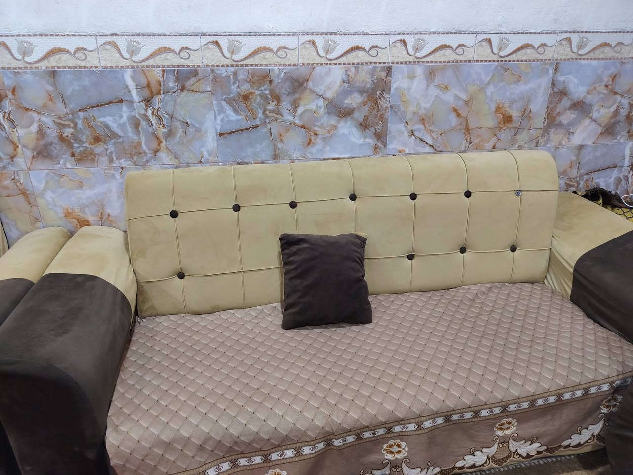 سلام عليكم قنفات البيع نضافه مالتهن 90 رقم *********** مكان العماره
