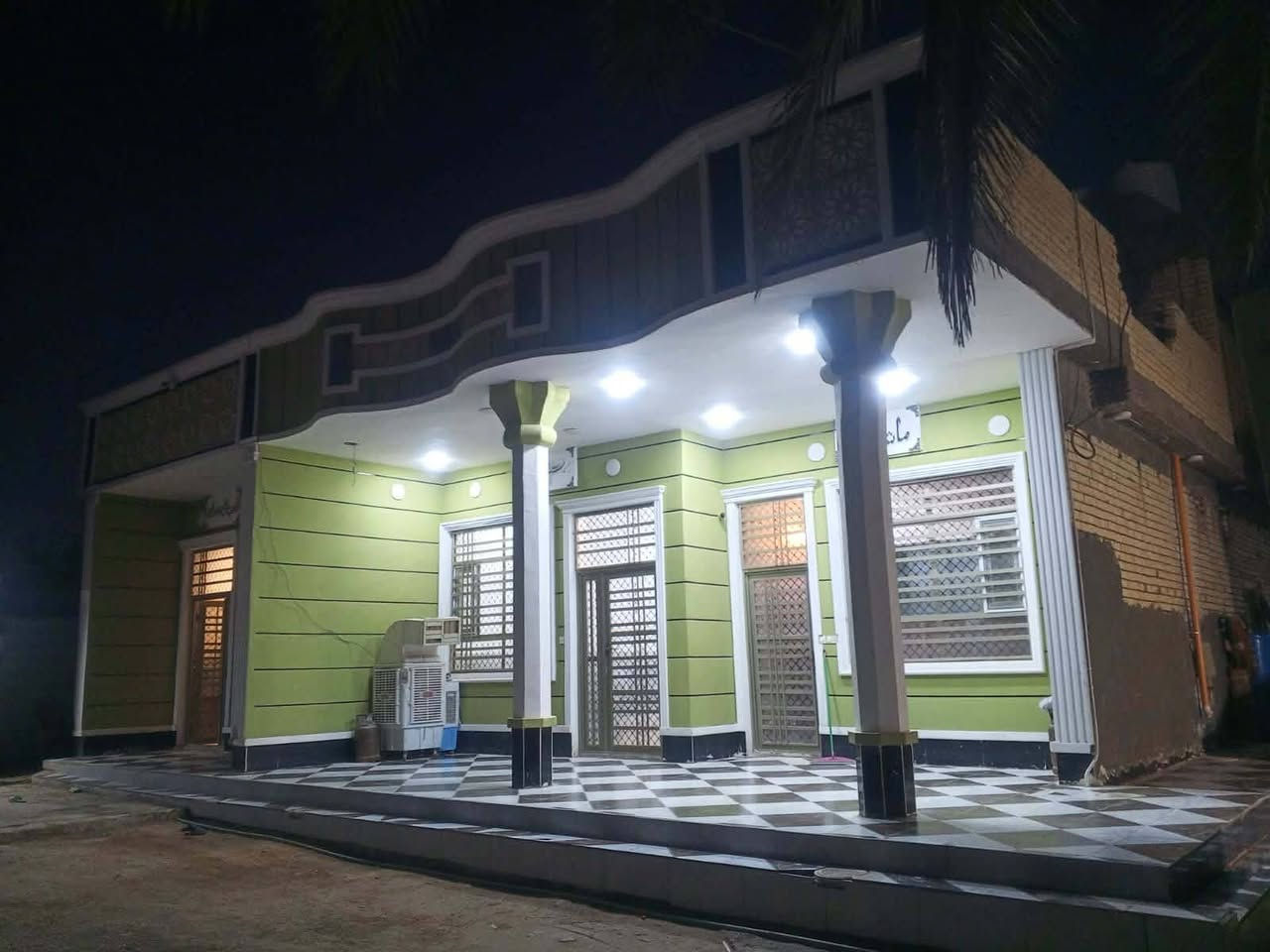 بيت للبيع
المساحه الارض ٥٥٠ متر 
مع دار ٣٠٠ متر 
يحتوي على غرف نوم عدد ٢
صاله عدد ٢
استقبال 
ومطبخ عدد ٢ 
نوع العقار طابو سند ٢٥ 
السعر ١٩٠على شارع بغداد يا معود 138 ***********
***********
