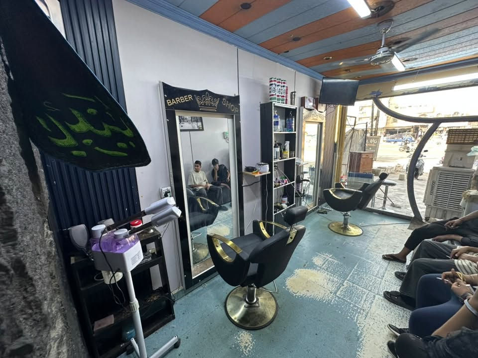 السلام عليكم
شباب ديكور محل حلاقة فنترينات 2 مع كراسي 2 للبيع مكانهم الشعب 
التواصل والاستفسار الاتصال ***********
