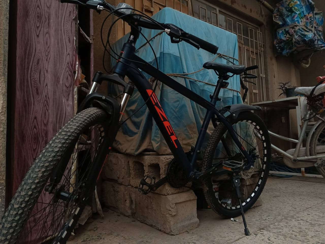 باسكل كنت رياضي جبلي فول نضافه نضافته 99% كامل مكمل شخط ما تلكه بي دبل امامي شغال 7 سرعات خلفيه 3 سرعات اماميه كامل
وزنه خفيف كلش 15KG باسكل المنيوم فول نضافه مكمل سعر 180 وبي مجال تواصل خاص او على رقم ***********
