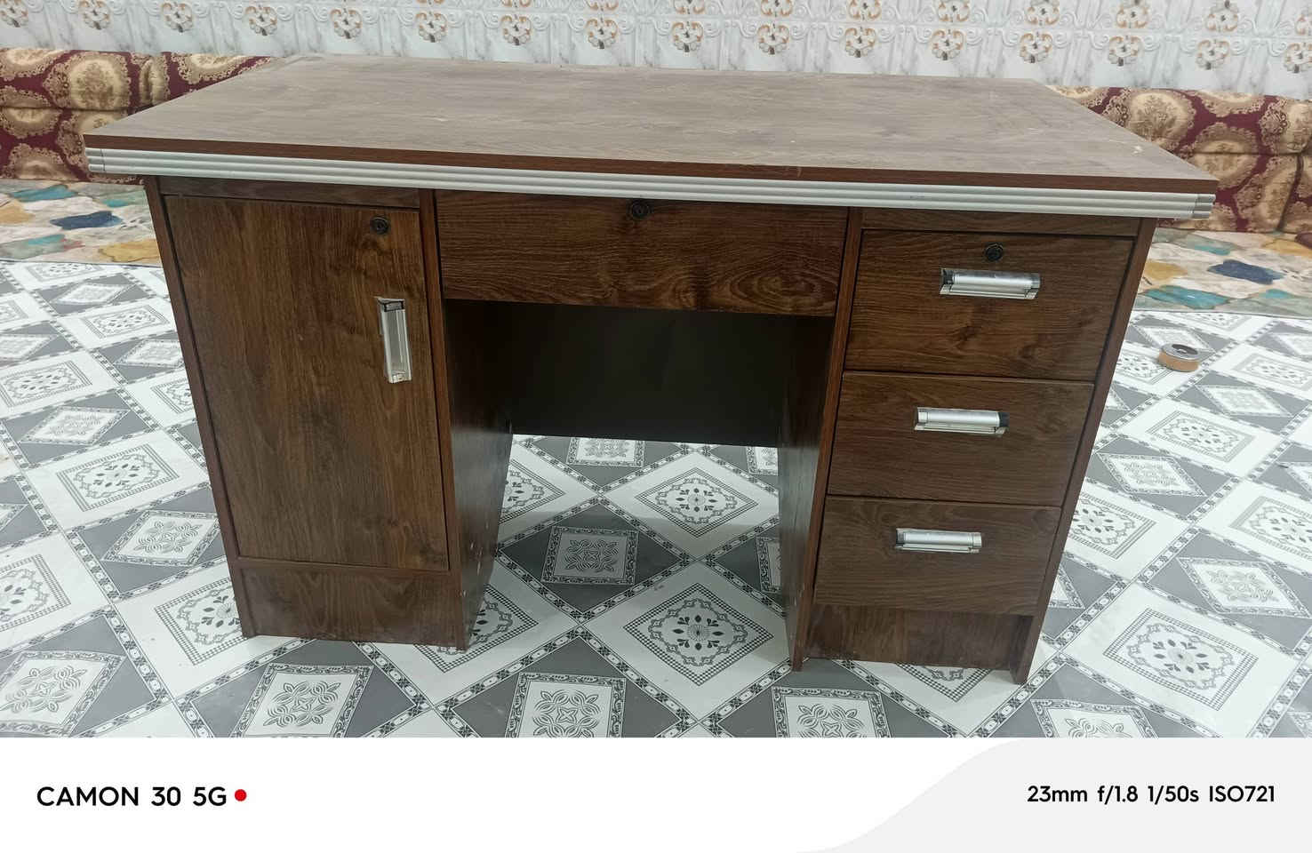 سلام عليكم ميز البيع جديد سعر ١٠٠ مكاني الغراف ***********
