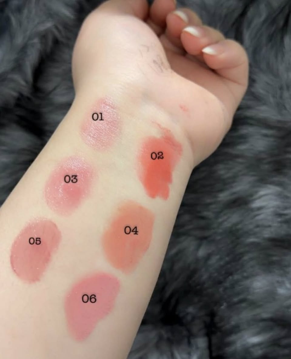 ⸻

💄 حمر تحاكي أنوثتك
✨ ألوان ثابتة، لمسة فخامة تخلي شفاهك تحكي جمالك
💰 السعر: 3,500 د.ع
الوان ثابته ومناسبه للستخدام اليومي 
جميع درجات الي ب صوره متوفرة🫶


**إذا كنت صاحب هذا الإعلان وتريد حذفه لأي سبب، رجاءا أرسل رسالة إلى الدعم الفني**