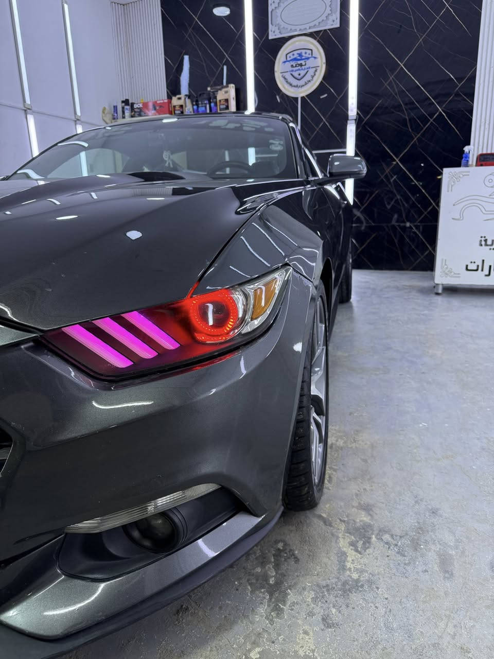 السلام عليكم 

موستانك 2017 ايكو بوست فول مواصفات للاخير 
كشنات جلد كهرباء تدفئة و تبريد 
انارة ترحيب 
شاشة كبيرة وكامرة ورادارات 
شعار موستانك بالارض بالابواب 
كتابة موستانك بالدواسات انارة 
انارة الكيجات و الدواسات والحافضات متغيرة 
انضمة قيادة متعددة 
سستم صوت 
تشغيل عن بعد 
تحكمات ستيرن 
بيها اضافة عطاس 
الماسدات متغيرة الاوان وبيها اضافة اسوار عين الشيطان 
السيارة باسمي تحويل ثاني يوم رقم اربيل 
رايدها 120 مستعجل على بيعتها 
عنواني بغداد الكاظمية 
كير ومحرك مكفولات
***********
