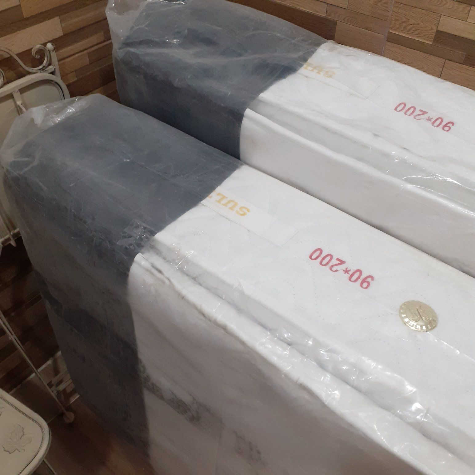 مرتبه سرير نوع 
إSULTAN Micro Spring مقاس 90×200 وارتفاع 30 سم وجديدة مثل الظاهرة بالصورة، 
عدد اثنين سعر الواحد ١١٥ الف 
جدد غير مستعمل


**إذا كنت صاحب هذا الإعلان وتريد حذفه لأي سبب، رجاءا أرسل رسالة إلى الدعم الفني**