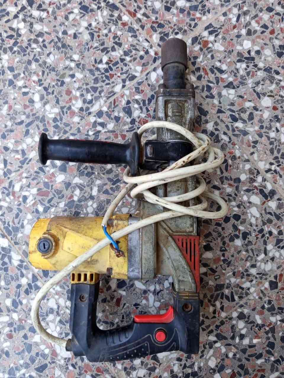 السلام عليكم
للبيع

دريلات عدد 4

دريل همر كبير 1 

كوسره 1

كلهن ب 250 الف 

واذا كل قطعة وحد سعر يختلف 

المكان | بغداد _ الرشاد  

اتصال *********** ابو حسين
