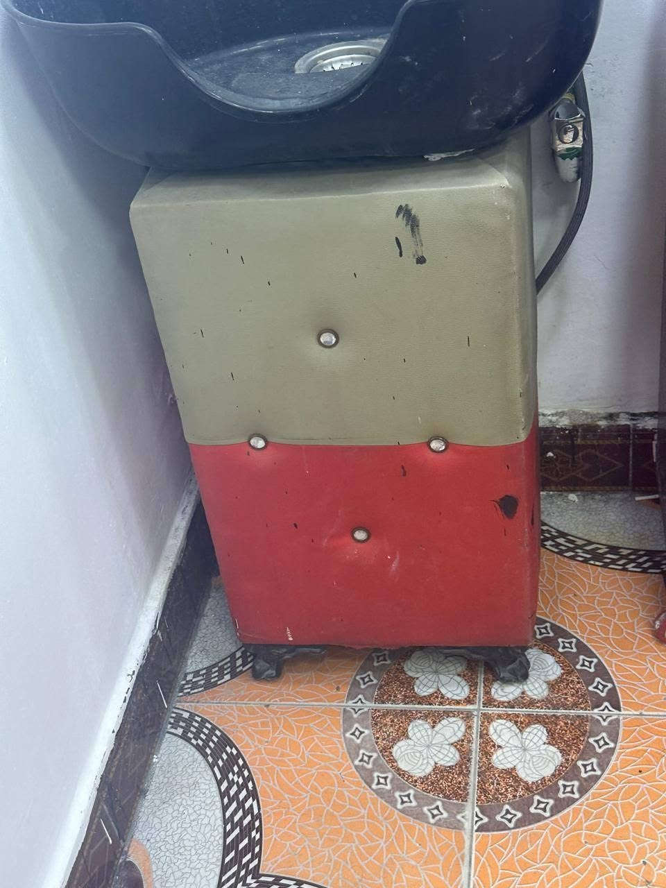 غراض حلاقه البيع
مرايات وفاترينه وإجراءات كاملات 
كرسي شيروكي فقط الجك واكف الباقي شغال
جهاز ليزر ازالت شعر وزالت وشم وتنضيف بشره
مغسله كامله 
كعدات 2
سديه 
ستول طبي 
شراي يتفضل ويدلل مكاني بصره حي الحسين شارع 60 
رقمي ***********
