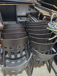 يوجد الديه 15كريي وربعه ميز طعام ومجمده تواصل ع واتساب 07705431113