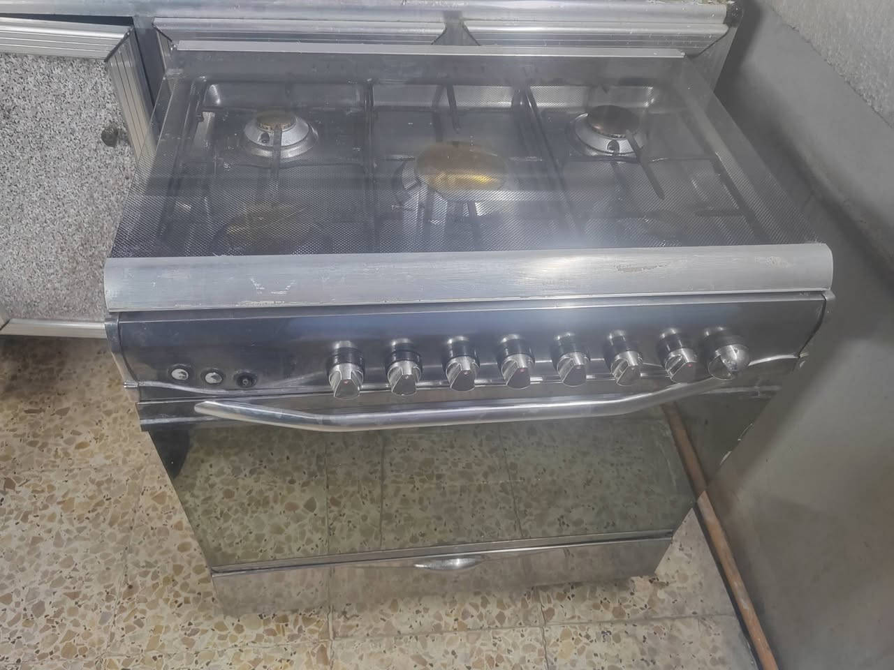 للبيع طباخ  مستعمل العنوان بغداد حريه رقم الهاتف ***********
