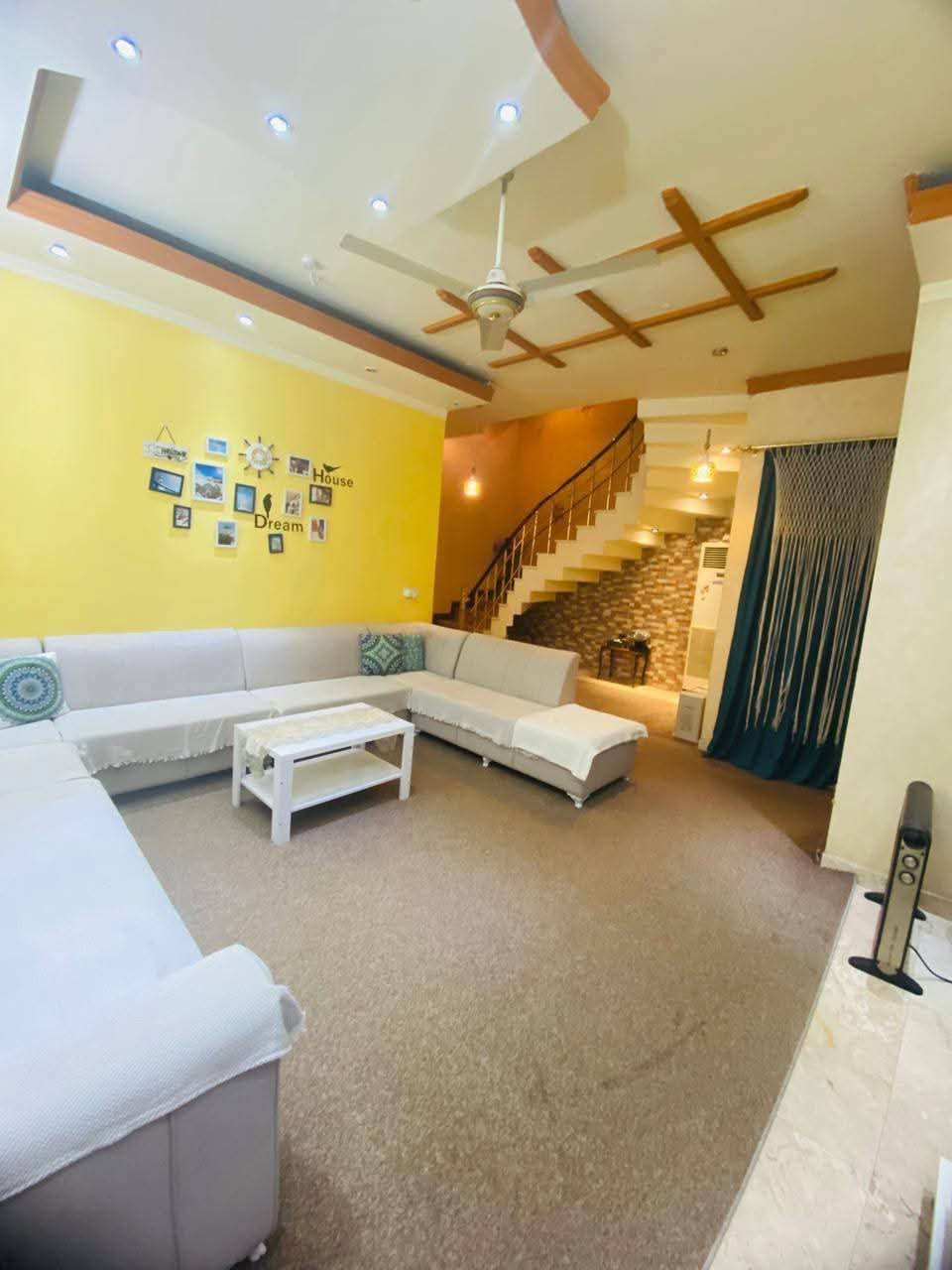 يعلن مكتب عقارات النورين عن وجود دار للبيع البصره حي الخضراء مساحة 153 متر واجه 8 متر طابقين يحتوي على 4 غرف نوم وصاله وستقبال ومطبخ وصحيات وكراج بناء 2015 
تفاصيل اكثر مراجعه عقارات النورين او الاتصال ***********
عنوان المكتب الطويسه شارع السوق القديم مجاور معرض الرائد لسيراميك
