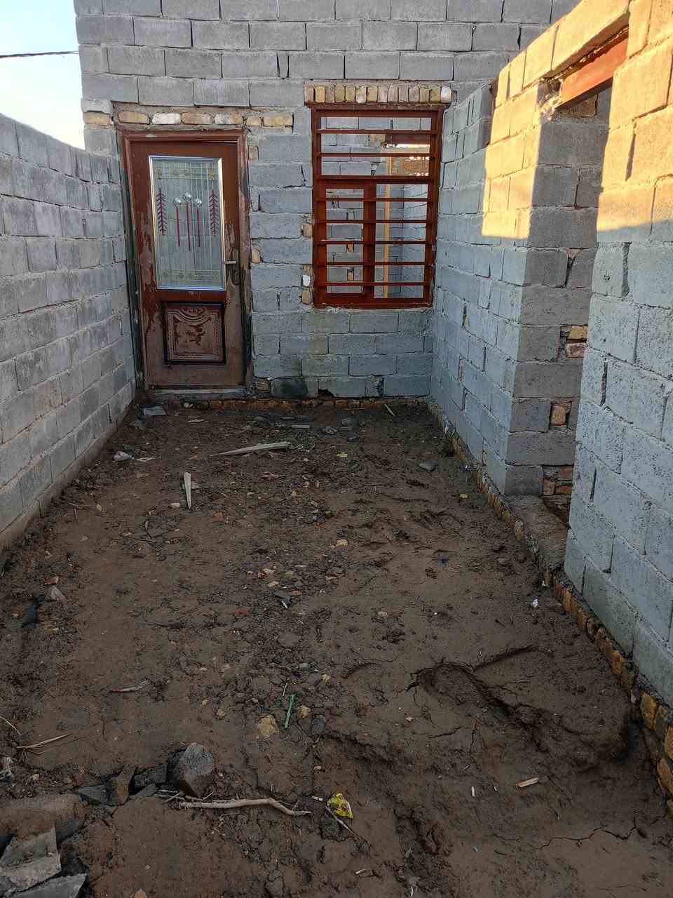 ‬‏ بيت لبيع زراعي يتكون من غرفتين وصاله ومطبخ وصحيات تفاصيل خاص *********** الحمد يم نزلت شيخ بيت مامسكوف هيكل 150متر
