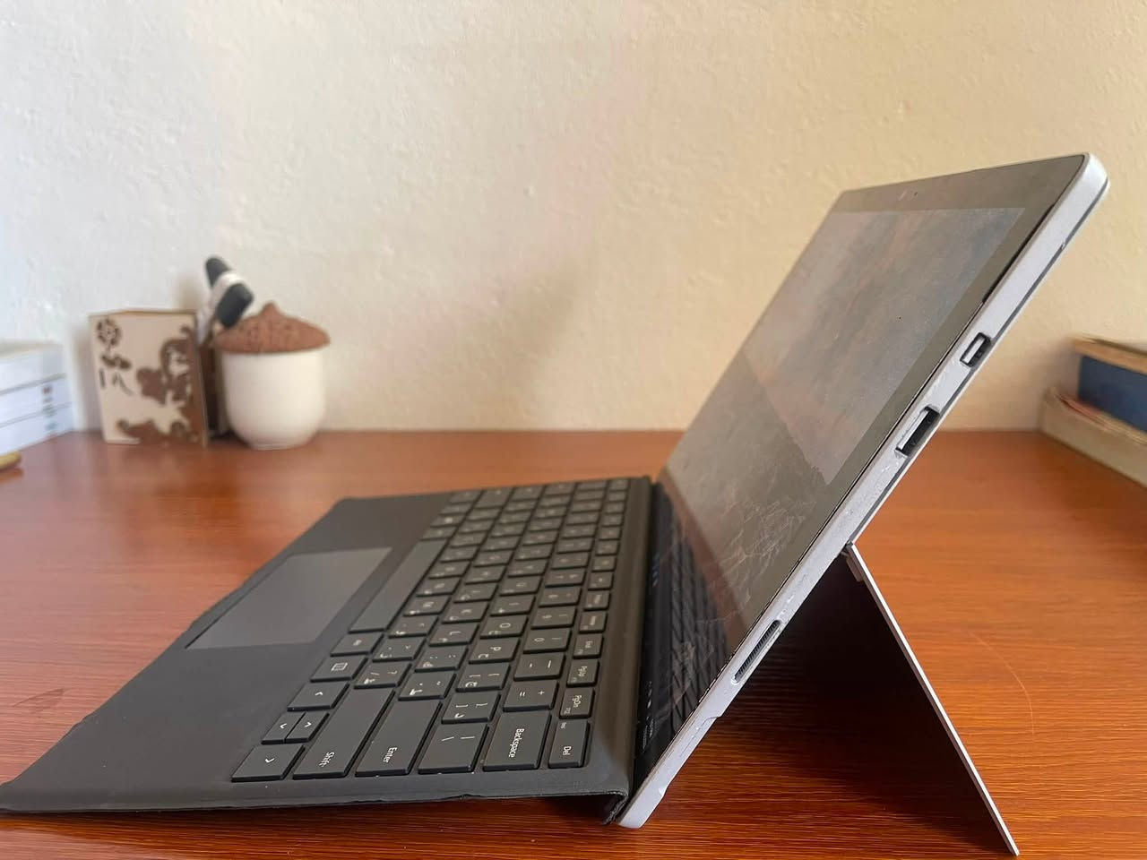 Surface pro 5
معالج i5 7
رام 8
هارد ssd m.2 256 
شاشة 2k + لمس 
مدخل sim + esim 
كيبورد منفصل
الجهاز نوعية 1807 احسن من 1796

جهاز ما بيه اي خلل جدا نضيف سعره 315 ومجال بسيط 

***********
