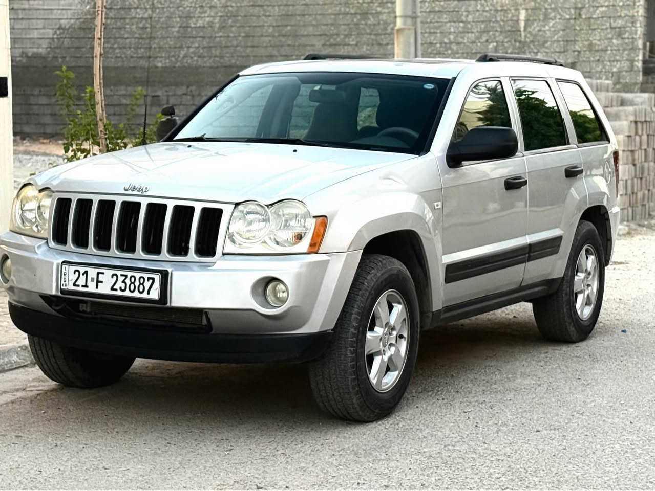جێب لاریندۆ  2006 :V8
***********
سلڤەر
گێر و مەکینەی بە شە
تەقە و رەقە ی هەمووی بەشەرتە 
یەک دینار مەسرەفی تیا نیە
سەنەوی و هەزە و ژینگە و ڕێگاو بانی هەتا 2030تازەیە
فولە بەس بەسمە نیە
شاشە ئایپادە 
سڵایدە
ڤۆلیۆمە
کامیرەیە 
حاسەیە
تەبرید مەرکەزییە
کوشن کارەباییە
ئەکسل بە شەرت 
یەک چەملخ لای پێشەوە بۆیاخە بێناو گرتن بێ دەعم شمشمل, السليمانية
