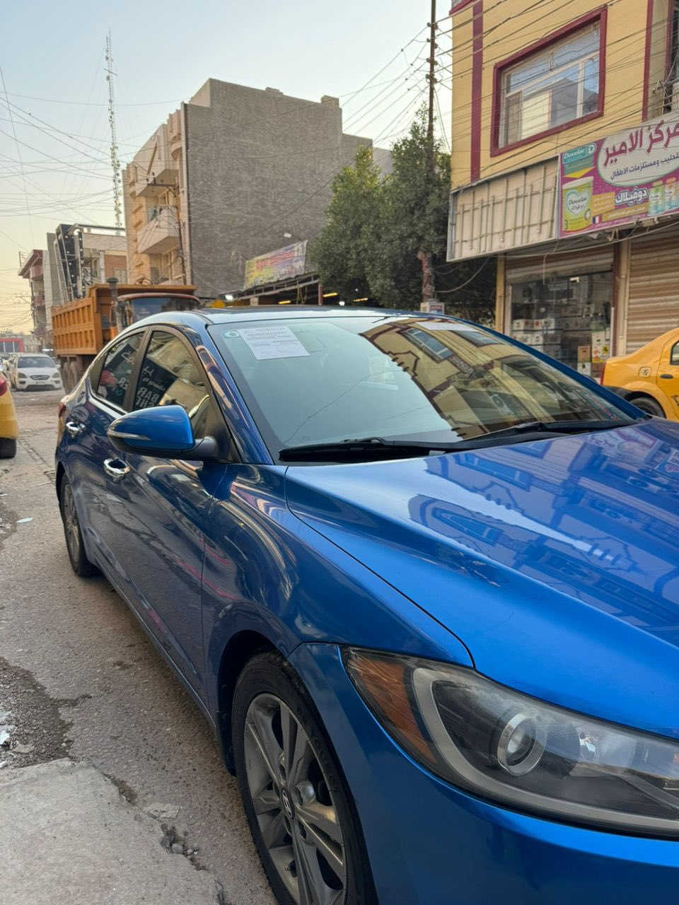 السلام عليكم
النترا ٢٠١٨ فول عدا جلد 
شاشة جبيرة 
فتحة 
٤ بصمات 
تشغيل وبوب وصندوك
تدفئة ستيرن وكشنات
نقطة عمياء 
كروز تثبيت سرعة 
اشاير بالمري 
تخم تاير جديد 
باتري جديد 
سنوية جددتها قبل سنه 
ماشية ١٢٠ كم 
محرك ٢٠٠٠ دوش 
كير محرك مكفول 
ايرباكات كلها سليمة مابيها ولا ايرباك طاك
السيارة خذتها بيها قبغ جنطة فقط ودوسات من جوا حسب ماكال بالتحميل بس مو كلهن فد مرة يعني بسيطات
وانضربت عندي وهي واكفة بالباب ولامرة صاعد بيها وانضربت سبحان الله 
خشم الجاملغ امامي جهة الصدر واحد راجع عليها وطافر وعندي صورة الضربة خفيفة بس خشم الجاملغ بدايته من يم اللايت و
هلال الجاملغ الخلفي من جوا وي الباب خسفة صارت من ورا ابو تكتك وشخط الباب وياه الورا الصدر هم وهي واكفة وهم عندي صورته
كل الي بالسيارة كلته حتى اكون واضح وانت هم تجي وتفحص وتقتنع يلا وسيارة ترايها للبصرة 
السيارة موجودة ببغداد تجي تكلب وتقتنع وتشوف البيها والمابيها يلا تاخذها
السعر 128 وبيها مجال 
للاستفسار على رقم ***********اتصال فقط
