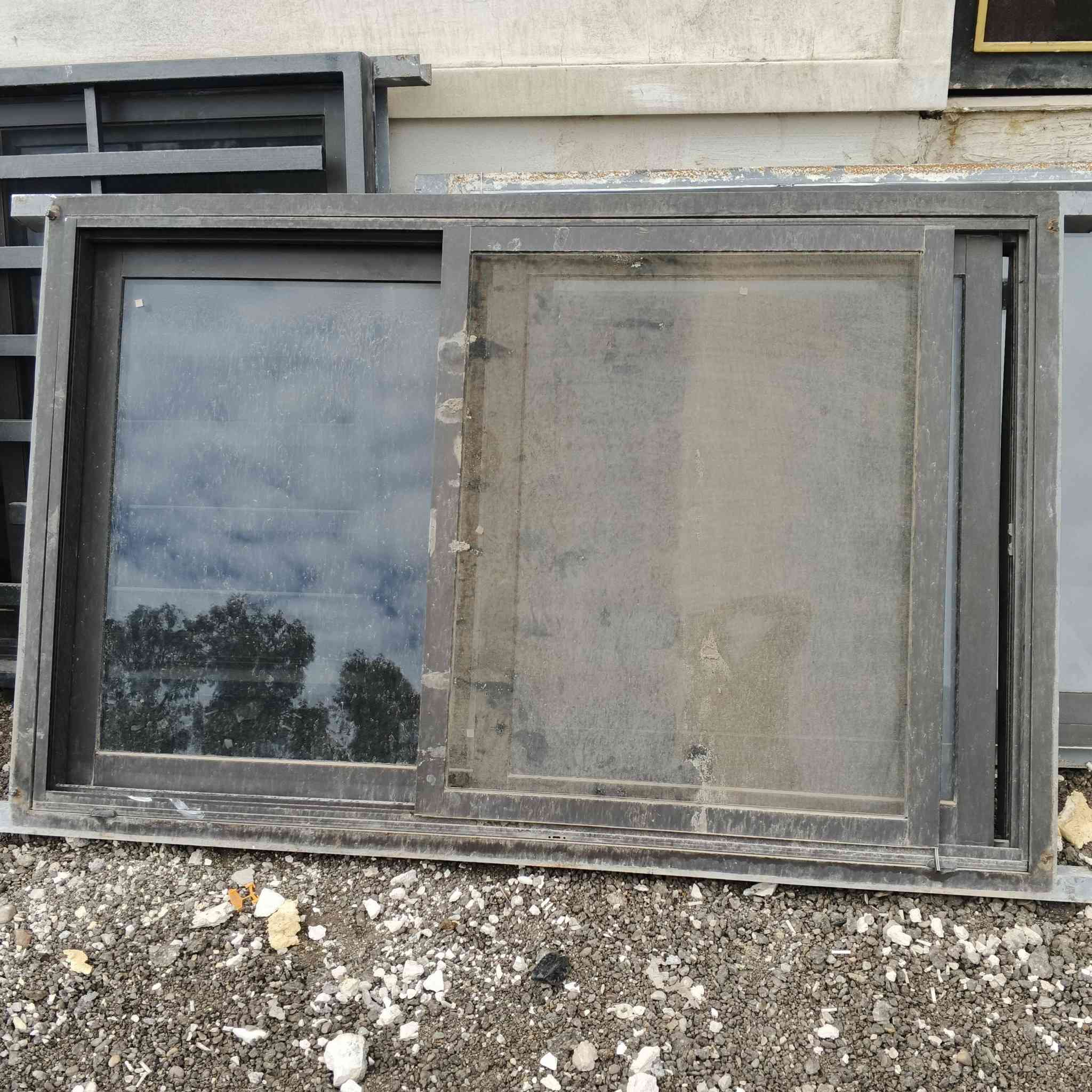 يوجد ابواب وشبابيك للبيع باب المنيوم ابو الجام باب +طلاكتين خشب 3 اشكال +شبابيك المنيوم جام سلايت حديثه +باب مطبخ طبك مع شباك +كل الغراض نظيفه للاتصال ***********
