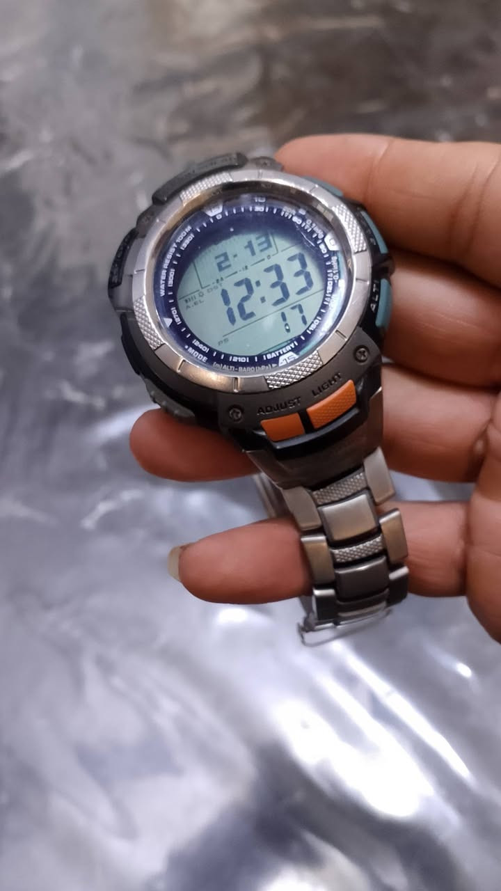 كاسيو بروتريك PRW-1000J 
تيتانيوم 
اهم المواصفات والمميزات 
مصدر الطاقة: تعمل بتقنية Tough Solar (الطاقة الشمسية). 
مقاومة الماء: مقاومة للماء حتى عمق 100 متر (10 بار). 
المستشعر الثلاثي: مزودة بمستشعر ثلاثي للقياسات الأساسية: 
البوصلة الرقمية: لقياس الاتجاه. 
مقياس الارتفاع/الضغط الجوي: لقياس الارتفاع والضغط الجوي وعرض الرسوم البيانية للاتجاه. 
مقياس الحرارة: لقياس درجة الحرارة. 
ضبط الوقت: بعض الطرازات تدعم التحكم اللاسلكي (Multi-Band 6) لضبط الوقت تلقائيًا. 
مقاومة درجات الحرارة المنخفضة: تتحمل درجات حرارة منخفضة تصل إلى -10 درجات مئوية. 
المواد: الهيكل والحزام مصنوعان غالبًا من الراتينج أو الراتينج الحيوي، مع زجاج معدني أو ياقوتي في بعض الطرازات. 
ميزات إضافية: تشمل وظائف مثل التوقيت العالمي، وساعة توقيت، ومؤقت للعد التنازلي، ومنبهات يومية.


**إذا كنت صاحب هذا الإعلان وتريد حذفه لأي سبب، رجاءا أرسل رسالة إلى الدعم الفني**