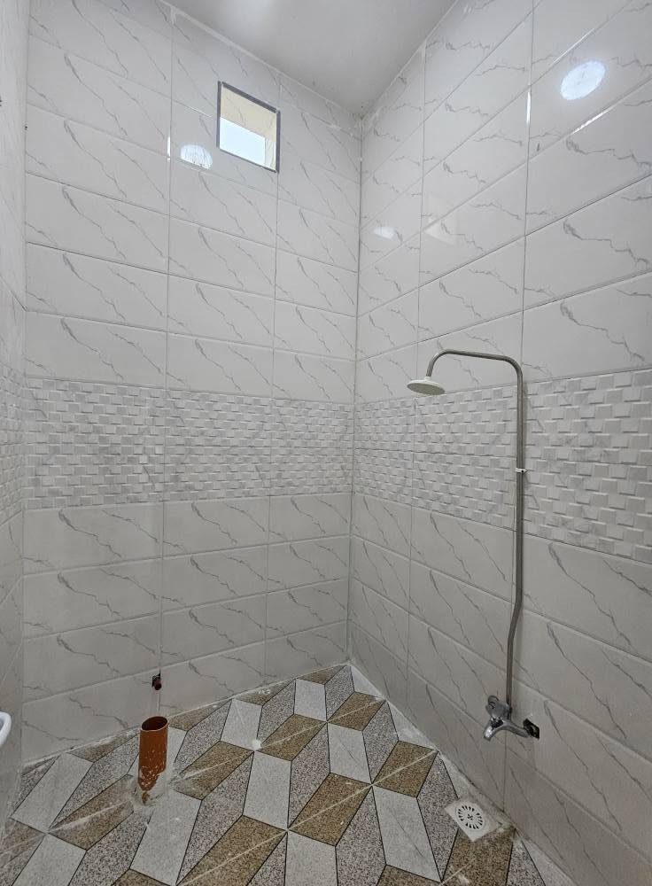 🏡 دار حديث للبيع - موقع مميز في أبي الخصيب 🏡
​لكل من يبحث عن السكن المريح والاستقرار، يعلن مكتب عقارات الوارث عن توفر دار سكنية حديثة البناء بمواصفات ممتازة:
​📐 المساحة: 100 متر مربع.
​🏗️ نوع البناء: بناء حديث جاهز للسكن.
​⚖️ صنف العقار: طابو زراعي (عراقي).
​🔹 تفاصيل وتقسيم الدار:
​🛏️ غرف نوم عدد (2)
​🛋️ صالة واسعة
​🚙 طارمة (كراج خارجي)
​☕ ديوانية مستقلة لاستقبال الضيوف
​🍳 مطبخ
​🚿 مجموعات صحية كاملة
​📍 العنوان والموقع:
​البصرة - قضاء أبي الخصيب - منطقة سيد غريب (الفية).
​💰 السعر:
​62 مليون دينار عراقي (والسعر قابل للتفاوض والطبشة بالمعقول).
​📞 للاستفسار والتواصل:
​يرجى الاتصال مباشرة على الرقم التالي:
📱 *********** البصرة, العراق
