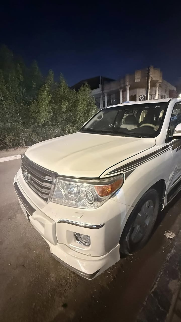 السلام عليكم .....
للبيع او المراوس 
تويوتا لاندكروز خليجي GXR
موديل 2014
بريم باب اول 
العداد 140/ الف كيلو متر 
رقم بصرة  بأسمي  تحويل مباشر السياره جديده وجاهزه 
مكفوله كفاله عامه من الدعامية للدعامية
 لاصبغ لا فتح لاتبديل
مكينه وكير كفاله شرط الفحص
فقط رصعة مسحوبة بي دي ار اربع اصابع .
المواصفات : 
فتحه سقف سلايد 
مري شفط
محرك 6سلندر 4000
كشنات خزن
كشنات جلد لون بيجي 
كامره خلفيه
تشغيل عن بعد
حساس امامي 
حساس خلفي 
ثلاجه
كشن كهرباء 3دكم 
جام اوتو
دوسات ليزريه
زراك لايت 
تخم تاير دنلوب جديد 
حدادية جديدة بحالة ممتازة جدا ً
السيارة مابيها دينار مصرف 

 سياره جديده بمعنى الكلمه إستخدام شخصي ...
مكان السيارة / البصرة 
السعر/365$ بيها مجال قليل 
بيع او مراوس 
***********
