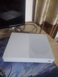 تحيه اكس بوكس وان اس بدون قرص ادرايف قطعه جدا نضيفه وما مفتوح  ذاكره 1...