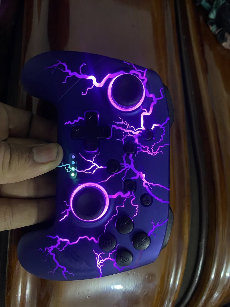 سلام عليكم جوستك VOYEE (طراز S08) متوافقة مع أجهزة Nintendo Switch و PC. وiOS
البطارية: سعة عالية تبلغ 1000 مللي أمبير في الساعة.
المميزات: تدعم خاصية الاستيقاظ (Wake-up)، الاقتران بمفتاح واحد، واهتزاز قابل للتعديل.
التصميم: تحتوي على أضواء RGB LED بـ 9 ألوان وقابلة للبرمجة.
الطاقة: تعمل بجهد إدخال DC5V/1A.
ترجمة النص في الصورة
العلامة التجارية: VOYEE
نوع المنتج: وحدة تحكم لاسلكية للجهاز (N-S) طراز S08
سعة البطارية: 1000 مللي أمبير في الساعة
الطاقة: 5 فولت تيار مستمر / 1 أمبير
الشركة المصنعة: Dongguan Chenhao Electronic Technology Co., Ltd
منشأ: صنع في الصين
السعر 25 لايوجد توصيل  
مكاني بغداد مدينة الصدر


**إذا كنت صاحب هذا الإعلان وتريد حذفه لأي سبب، رجاءا أرسل رسالة إلى الدعم الفني**