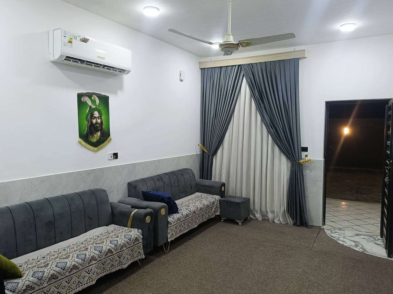 بيت زراعي موقع مميز على الشارع الرئيسي 
🟥 300 متر ،الوجه 12 متر والنزال 25 متر 
💚بناء حديث طابوق كونكريت طابق واحد
⭕يحتوي على غرفتين و صالتين و استقبال و مطبخ حار وبارد و صحيات خارجية وداخلية 
🏛️متوفرة كافة الخدمات ماء ومجاري بالباب وكهرباء
🟩المكان 🏛️الاسكان الصناعي بداية حولي الاسكان
للاستفسار عن السعر :مراسلة الصفحة او الاتصال ***********
