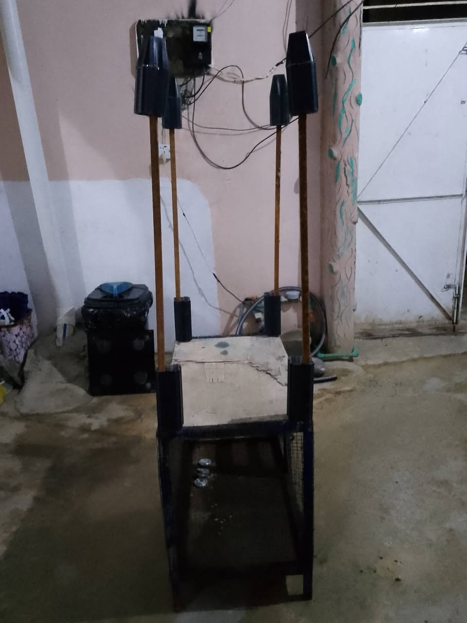 سلام عليكم شباب عندي قفص حديد للبيع يصير تسوي طابقين هم السعر مناسب 25 الف وبي مجال تراطسلني خاص او رقمي***********
