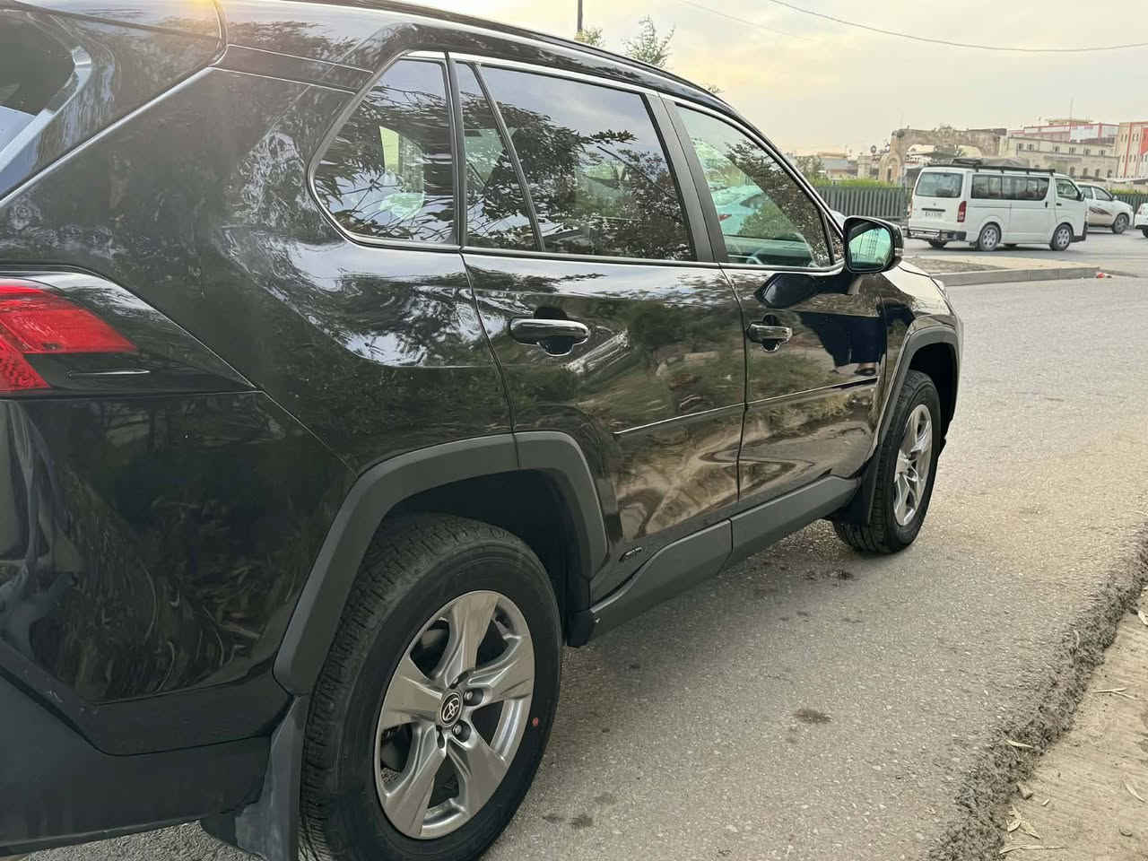 ‏2024   TOYOTA RAV4 XLE Hybrid.
اللون الخارجي  اسود
  عداد 18 الف مايل  
وارد  امريكي 
 الفحص  كامل
         
الاضافات :

•دفع رباعي 4*4
• ماتور 2500cc هايبرد
• قير اوتوماتيك 
• كراسي مخمل
• شاشة كبيرة
• كاميرا خلفي
• رادار امامي
• مانع تصادم
• محدد مسرب
• تصحيح مسار
• مثبت سرعة
• مانع انزلاق
• استيرنق متحرك
•ابل كار بلاي 
•اندرويد اوتو 
• تحكم طارة
• إنارة ترحيبية
• مري كهرباء
• غمازات عالمري 
• حساسات تجاوز BSM 
• شاشة اعطال
• زجاج كهرباء ملون
• اضوية امامية زنون LED
• اضوية خلفية LED
• كشافات زنون LED
• اضاءة فل زنون LED
• ليد زنون نهاري
• نظام صوتي مميز
• أوامر صوتية
• حساسات ضغط هواء الإطارات
‏• GPS
• 3 أنظمة قيادة (eco, ev, sport)
•تبريد  2 قطع  مركزي
• هولد كب
• ركايات وسط
• بلوتوث
• مدخل USB + AUX

فقط بيع  السعر 24500
رقم الشاصي
4T3RWRFV1RU119357
*********** رقم تواصل
