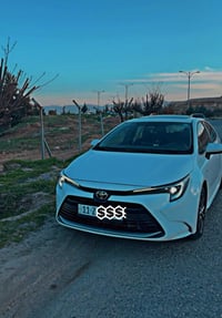 كورلا هايبرد2025 مواصفاتها حلوه والسياره جديده ما محتاجه ربع  ماشيه 16...