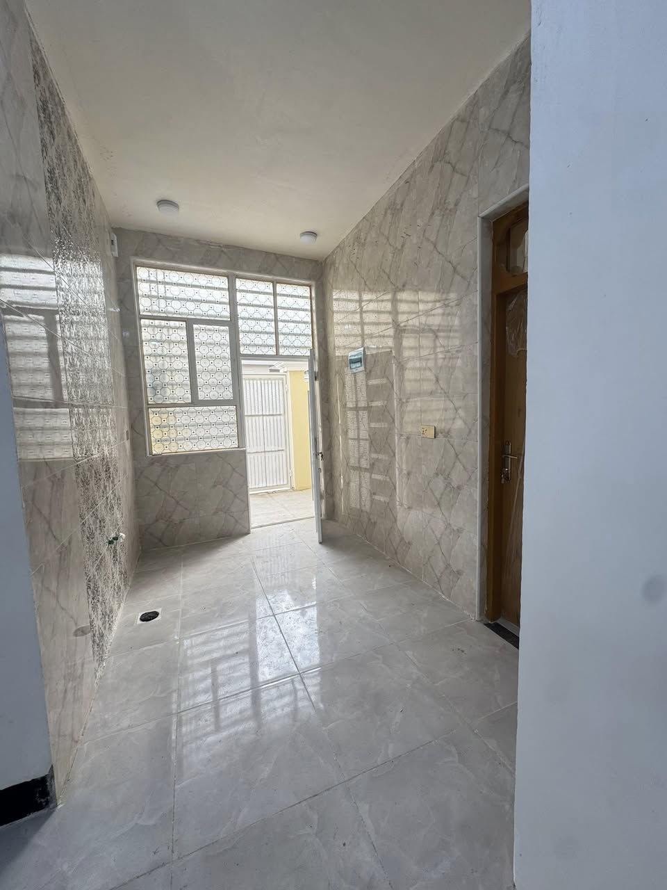 يا رزاق 
دار 100 متر مربع غرفتين 
صاله ستقبال مطبخ 
صحيات داخليه خارجيه 
طابو زراعي سند 25 مشمول بتطويب 
بناء طابوك اساس وسكف صب 
ارضيه بورسلين 
مقابل ملحق قريه الغدير عامود 321 
عنوان المكتب مقابل ملحق قريه الغدير عامود 317 
استفسار اكثر اتصل على الرقم التالي او مراسله واتساب 
***********
