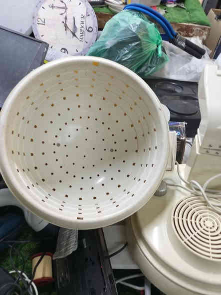 من رخصة ابو الكروب المحترم عندي أجهزة كهربائية قديمة للبيع وعدي أغراض منزليه لبيع عنواني بغداد الحسينيه. رقمي للتواصل ***********. السعار مناسبة
